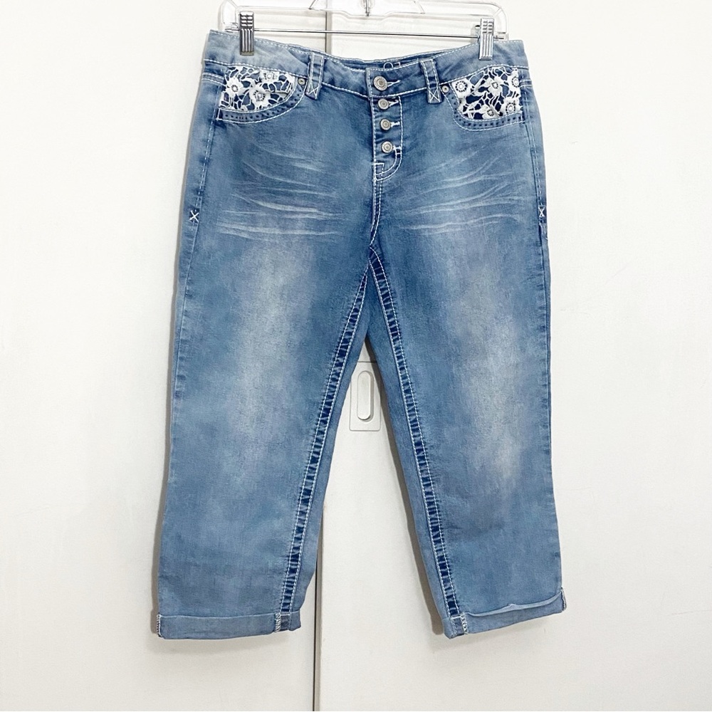 RUE21 crochet accents button fly mid rise Capri crop light wash jeans 9/10